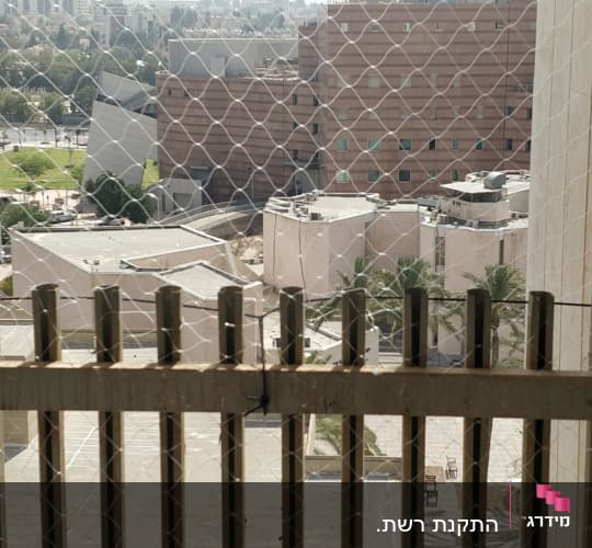 רשת למניעת כניסת יונים על חלון בניין